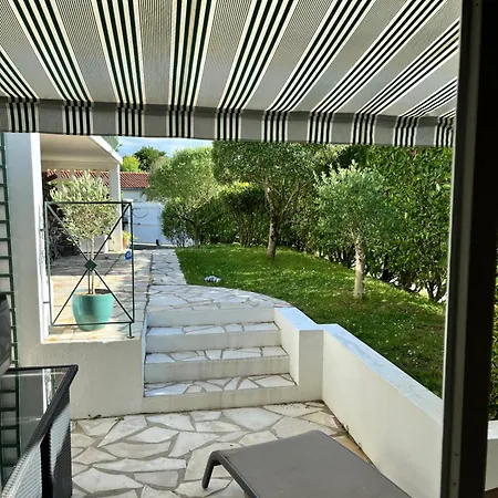 Petit Avec Sa Terrasse Privee Apartman